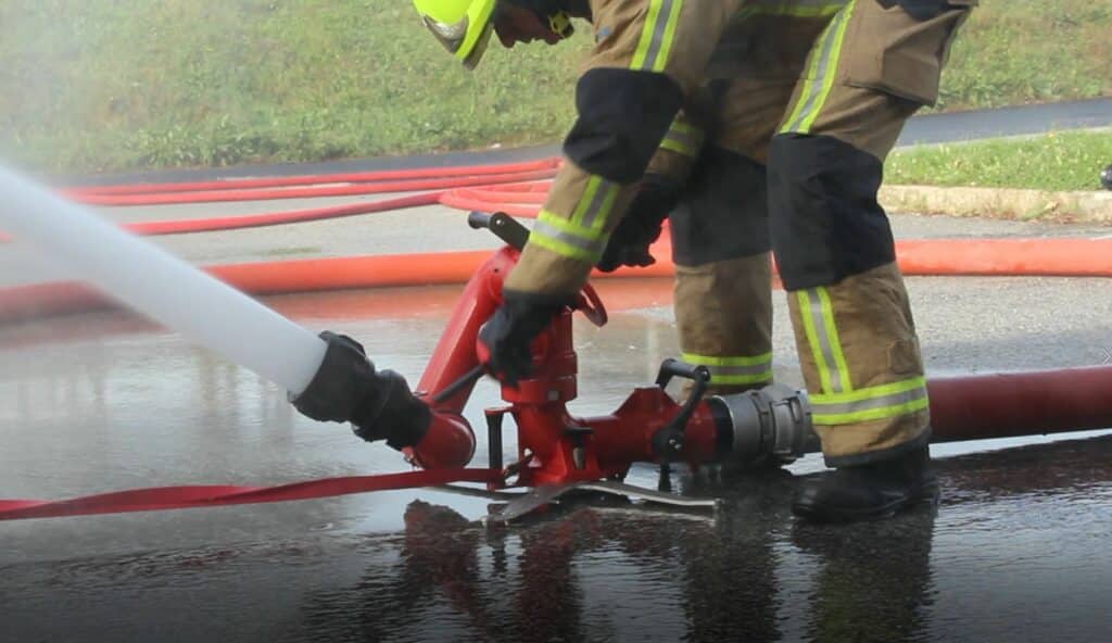 Firefighting_portable_grounds_monitor-VECTOR_2-action_with_firefighters